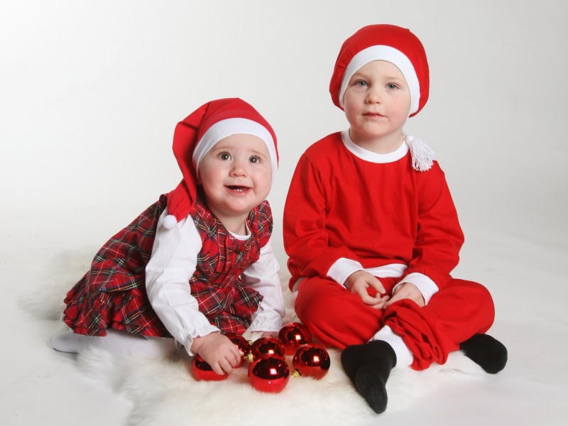Oscar, 3 år och Olivia Nyberg, 9 månader, Bjurholm, önskar släkt och vänner en riktigt god jul.
